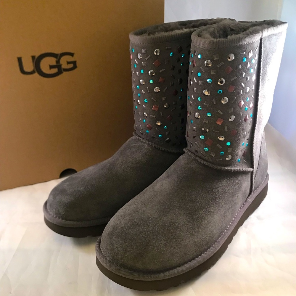 UGG CLASSIC SHORT STUD II Size 8
Color: CHRC